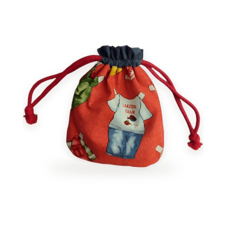 Saquito de tela con cordón y estampado de ropa