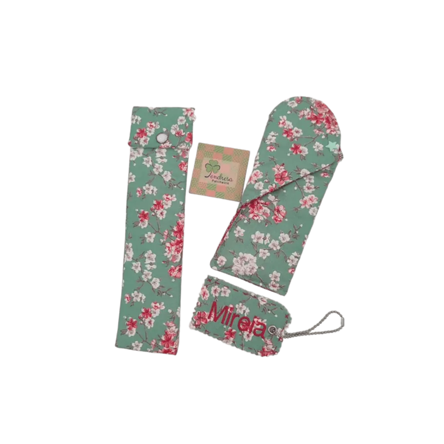 Funda de abanico y estuche de tela con un nombre bordado